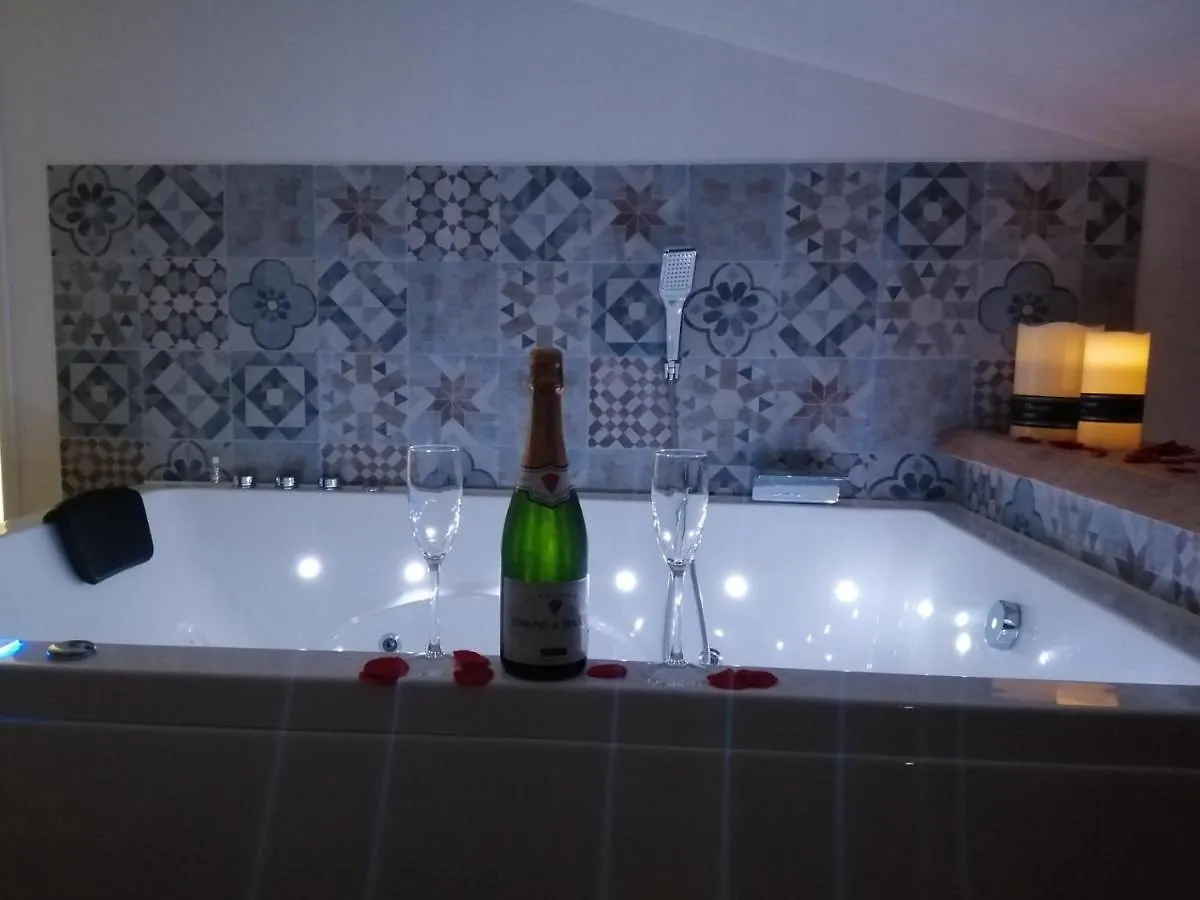 Escapade Veyloise-Nuit romantique-Spa-Champagne Pont-de-Veyle 0*,  France