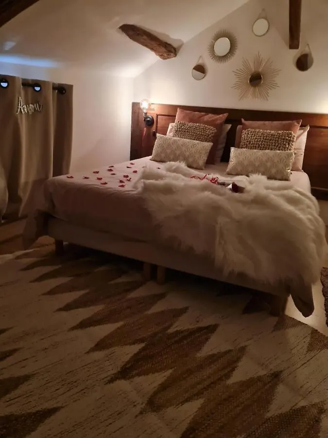Escapadeveyloise-Nuit Romantique-Spa-Cine-Champagne Pont-de-Veyle Apartment