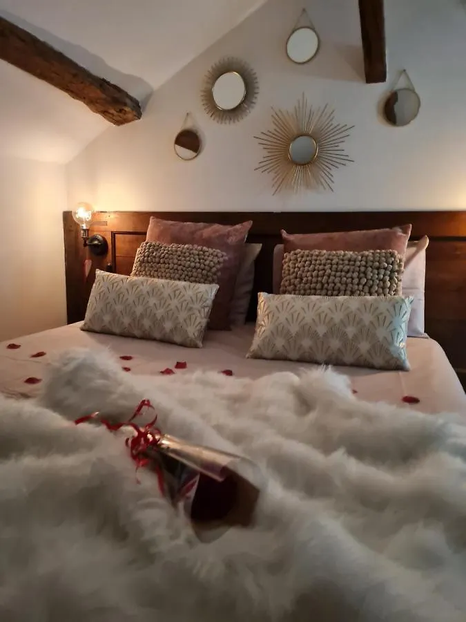 Apartment Escapadeveyloise-Nuit Romantique-Spa-Cine-Champagne Pont-de-Veyle